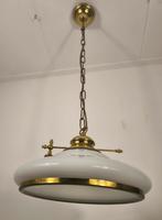 Vintage hanglamp met witte kap en gouden details, Huis en Inrichting, Lampen | Hanglampen, Gebruikt, Vintage, Ophalen of Verzenden
