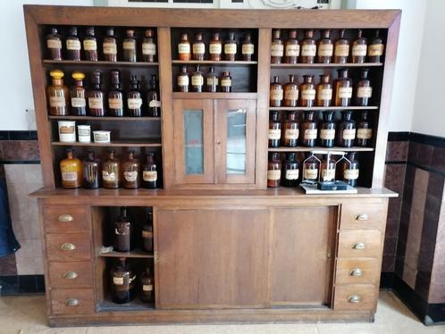 Dierenarts apothekerskast, flessen en weegschaal >100jr oud, Antiek en Kunst, Antiek | Glas en Kristal, Ophalen