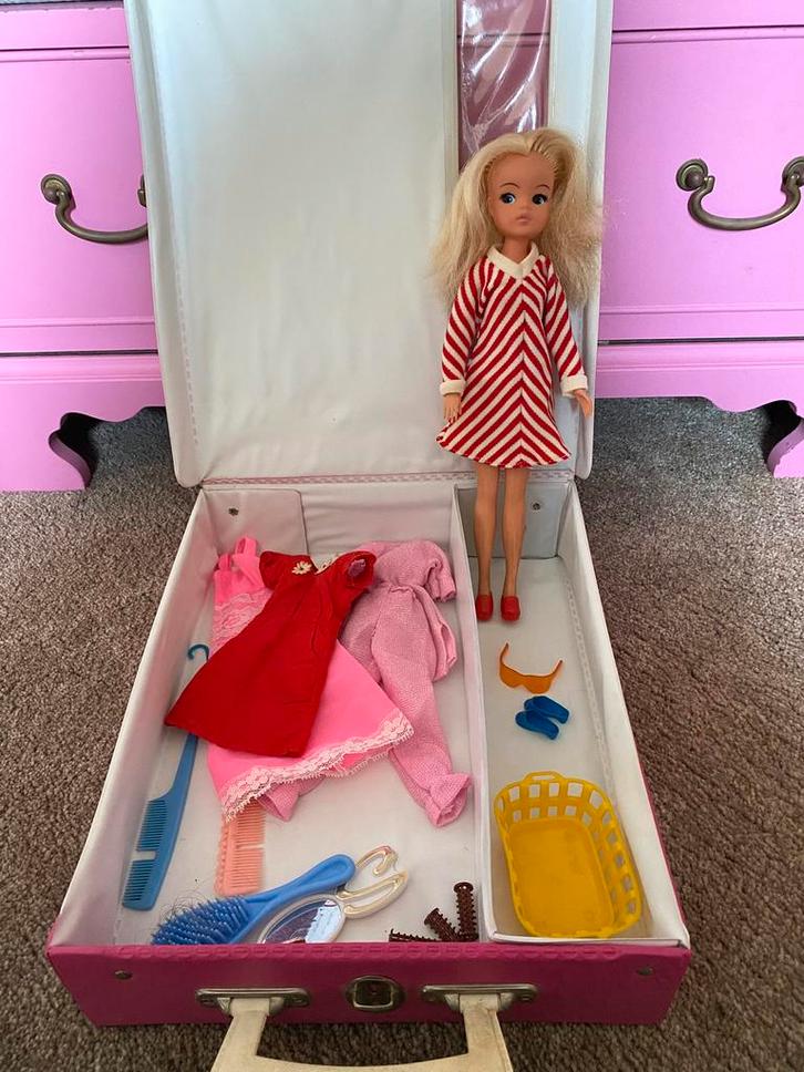 Barbie sindy pop en koffer met inhoud, Verzamelen, Poppen, Gebruikt, Pop, Ophalen of Verzenden