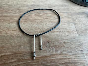 Mooie ketting/hanger van zilver met rubber. beschikbaar voor biedingen