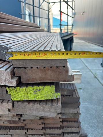 Vlonder planken en palen beschikbaar voor biedingen