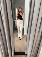 Zara Satijnen beige / creme broek met split . 38 / M, Kleding | Dames, Broeken en Pantalons, Maat 38/40 (M), Ophalen of Verzenden