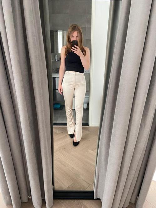Zara Satijnen beige / creme broek met split . 38 / M, Kleding | Dames, Broeken en Pantalons, Zo goed als nieuw, Maat 38/40 (M)
