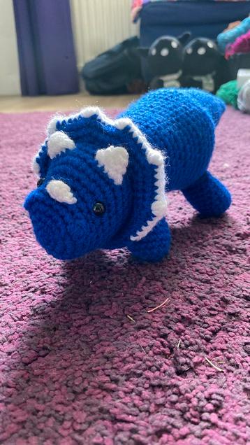 Handgemaakte triceratops dino blauw beschikbaar voor biedingen