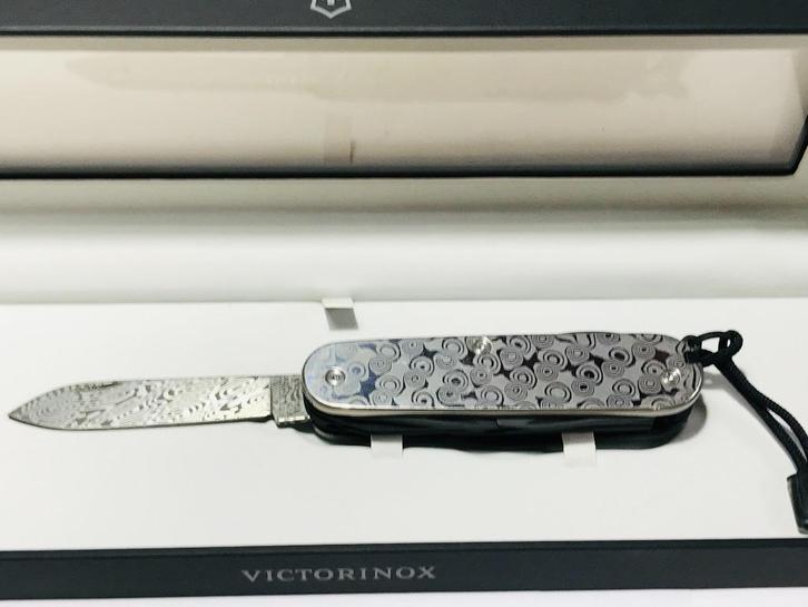 2018 VICTORINOX DAMAST CUSTOM ”BRUNNER”BLACKOUT LIMITED EDIT, Caravans en Kamperen, Kampeergereedschap, Nieuw, Ophalen of Verzenden