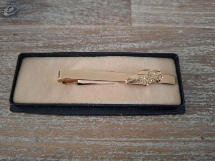 Dasspeld stropdas met sportauto goudkleurig, Kleding | Heren, Stropdassen, Zo goed als nieuw, Met patroon, Overige kleuren, Ophalen of Verzenden