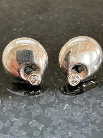 Zilveren oorstekers beschikbaar voor biedingen