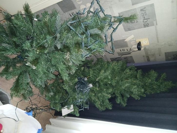 3x kunstkerstboom met 3x verlichting en ballen/piek/slingers, Diversen, Kerst, Gebruikt, Ophalen of Verzenden