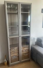 Boekenkast met Glazen Deuren – Grijs – Incl. Rieten Manden, Huis en Inrichting, Kasten | Boekenkasten, Ophalen, Met deur(en), 200 cm of meer
