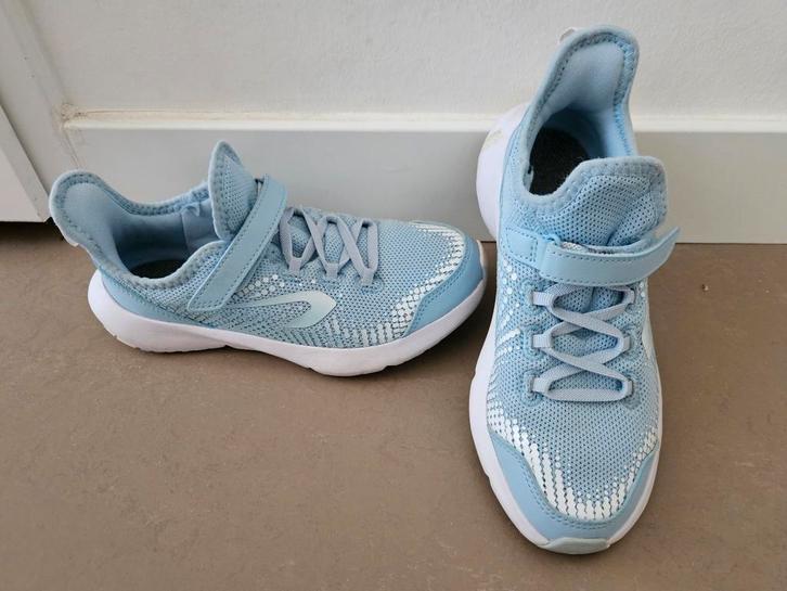 Soepele en lichte kindersneakers mt 34 lichtblauw, Kinderen en Baby's, Kinderkleding | Schoenen en Sokken, Zo goed als nieuw, Sportschoenen