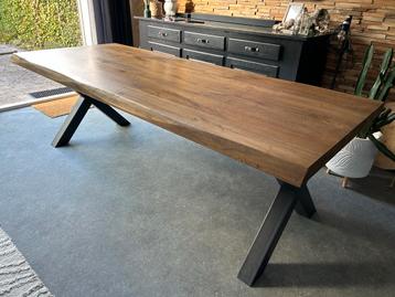 Massief Houten Eettafel met Metalen X-Poot beschikbaar voor biedingen