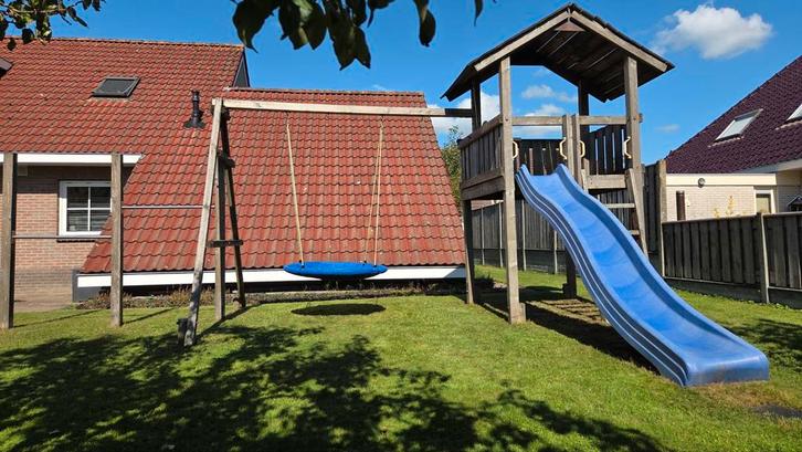 Speelhuisje met glijbaan en schommels en rekstokken (rvs), Kinderen en Baby's, Speelgoed | Buiten | Speeltoestellen, Gebruikt