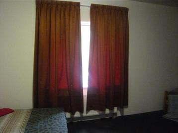 Gordijn verduisterend H. 220x br. 190 cm. geplooid beschikbaar voor biedingen