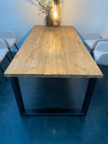 Grote eettafel Romaro beschikbaar voor biedingen