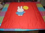 Rode deken met Nijntje erop die een gele ballon vast heeft, Ophalen of Verzenden, Zo goed als nieuw, 85 tot 100 cm, Deken