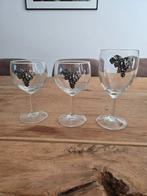 3 mooie wijnglazen met opgelegd druiventrosjes, Antiek en Kunst, Antiek | Glas en Kristal, Ophalen of Verzenden
