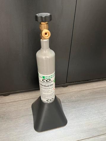 Dennerle CO2 fles leeg met standaard 500 gram fles beschikbaar voor biedingen