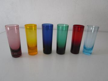 6 gekleurde shotglaasjes, in doos beschikbaar voor biedingen