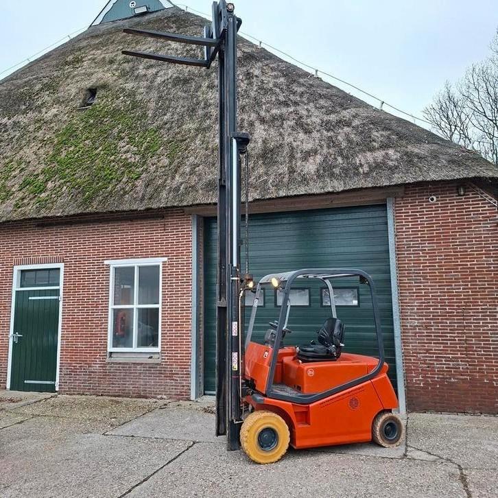 Te koop elektrische heftruck BT 2.5 ton triplomast sideshift, Zakelijke goederen, Machines en Bouw | Heftrucks en Intern transport
