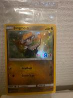 Jangmo-o Toys R Us Promo sealed Pokemon Kaart, Ophalen of Verzenden, Zo goed als nieuw, Losse kaart, Foil