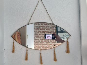 Spiegel oog met franjes beschikbaar voor biedingen