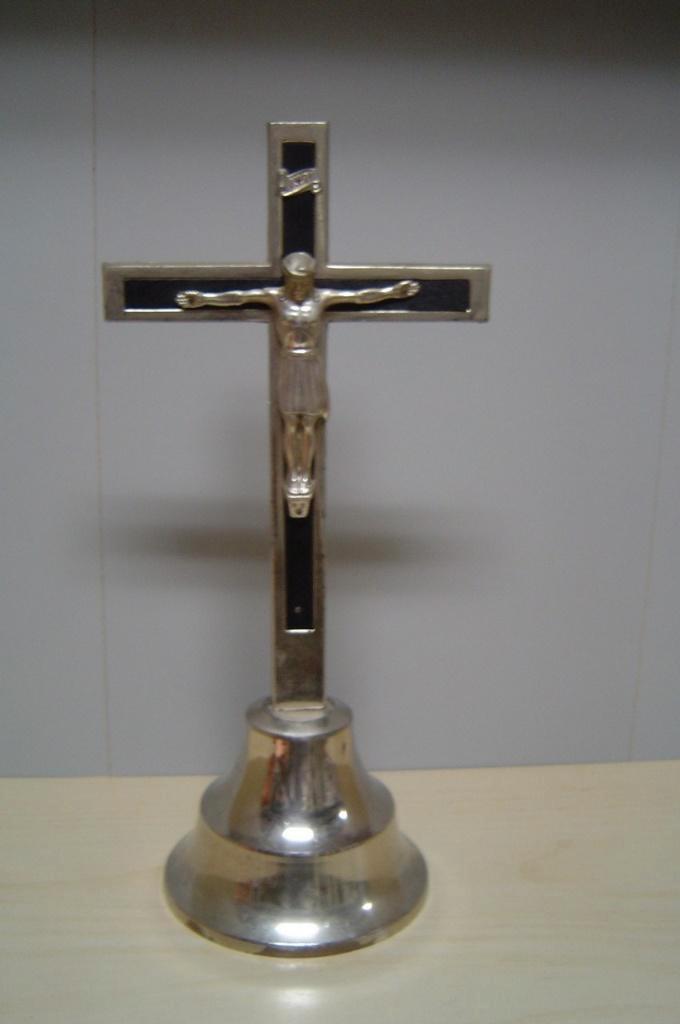 624 Mooi  zeer oud staand kruisje Corpus op ingelegd hout, Verzamelen, Religie, Zo goed als nieuw, Christendom | Katholiek, Beeld(je)