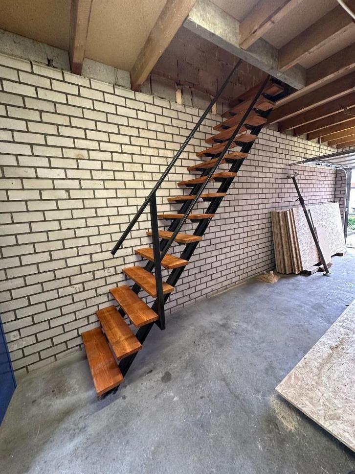 Trappen en opstapjes, Doe-het-zelf en Verbouw, Ladders en Trappen, Nieuw, Trap, 2 tot 4 meter, Ophalen of Verzenden