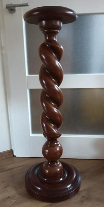 Hoge zuil beschikbaar voor biedingen