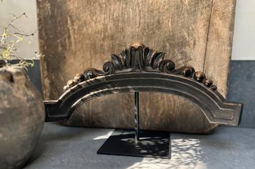 Oud houten ornament op voet sober sleets Brocante beschikbaar voor biedingen