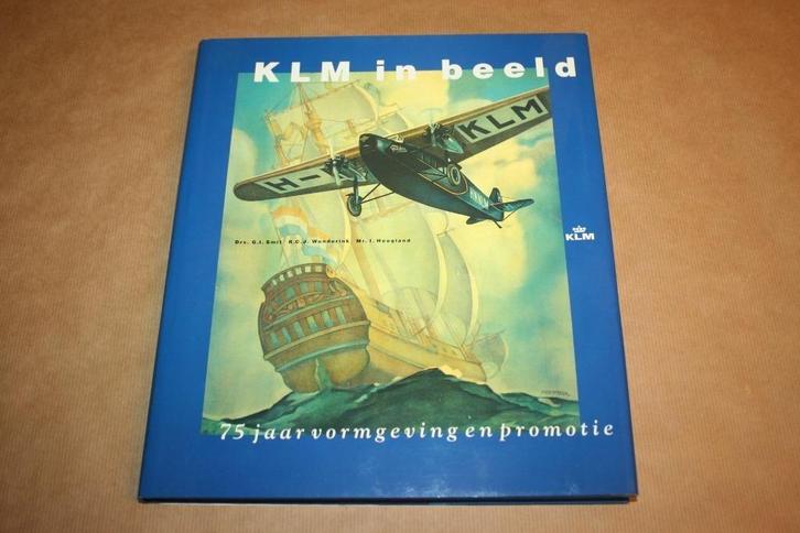 Boek KLM in beeld - 75 jaar vormgeving en promotie, Verzamelen, Luchtvaart en Vliegtuigspotten, Gebruikt, Schaalmodel, Ophalen of Verzenden