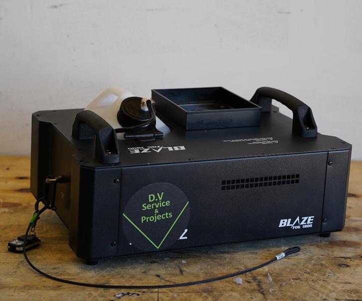 2x blaze1800 rookmachine, Muziek en Instrumenten, Licht en Laser, Gebruikt, Rookmachine, Ophalen