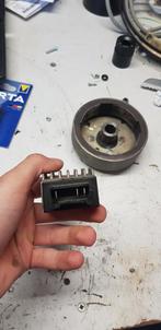 Spanningsregelaar peugeot xp6 motorhispania ryz50 rieju, Ophalen of Verzenden, Gebruikt