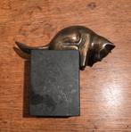 Bronzen beeldje kat kitten op marmer, Ophalen of Verzenden, Gebruikt, Dier