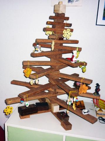 Houten kerstboom  van Azobe hardhout  beschikbaar voor biedingen