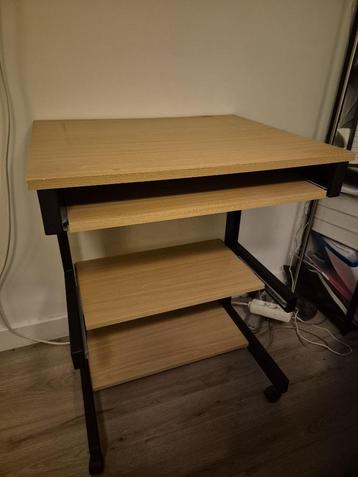 computertafel beschikbaar voor biedingen
