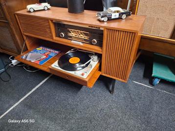 Prachtig gerestaureerd radiomeubel van phillips  beschikbaar voor biedingen