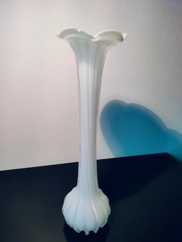 Murano Vaas Trompet wIT Ribbels 1980 beschikbaar voor biedingen