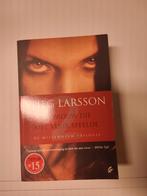 Stieg Larsson - De vrouw die met vuur speelde, Ophalen of Verzenden, Zo goed als nieuw, Nederland, Stieg Larsson