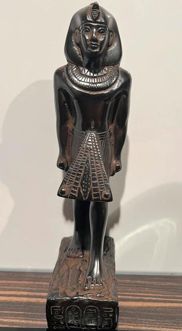 Oud zwart steen Egyptisch farao beeld met hierogliefen. beschikbaar voor biedingen
