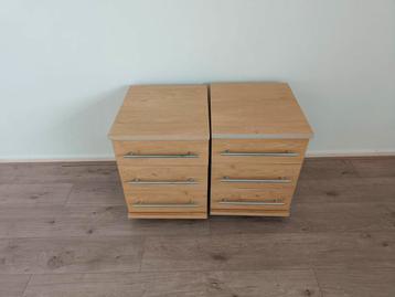 Twee rolbare nachtkastjes in eikenhout-look beschikbaar voor biedingen