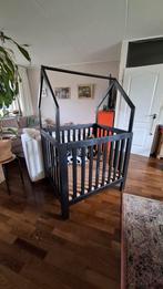 Prachtige box / ledikant, vorm van een huisje, Kinderen en Baby's, Boxen, Ophalen, Zo goed als nieuw, Boxkleed