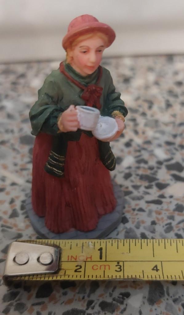 Lemax figuurtje Vrouw met een kop en schotel, Diversen, Ophalen of Verzenden