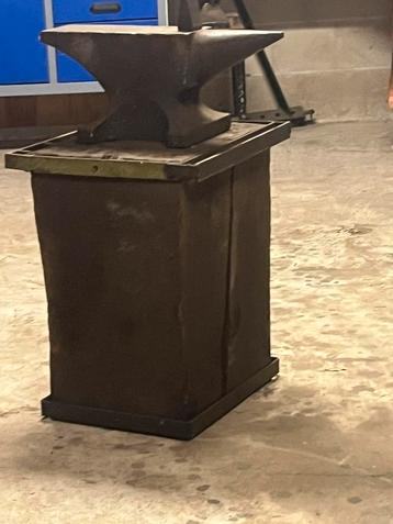 Aambeeld met houtblok en toebehoren beschikbaar voor biedingen