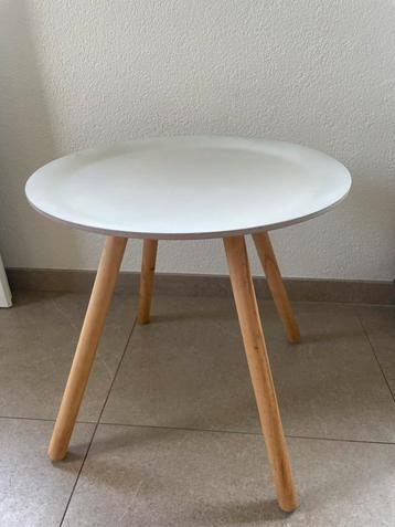 Wit met houten poten bijzet tafel 48x49 beschikbaar voor biedingen