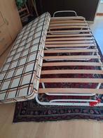Opklapbed op wieltjes met houten lattenbodem.., Huis en Inrichting, Ophalen, Gebruikt, Eenpersoons, 80 cm