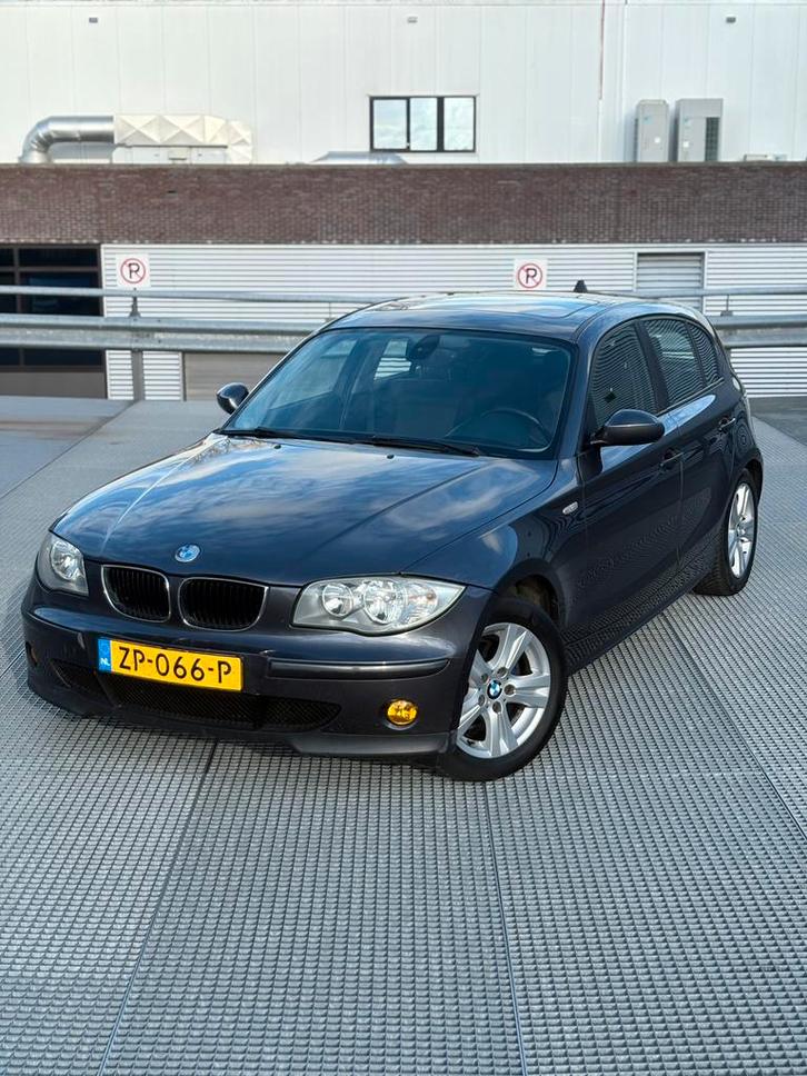 BMW 118i | 2006 | Opendak | Airco | Motorrevisie | Nieuw Apk, Auto's, BMW, Particulier, Hatchback, Geïmporteerd, Zilver of Grijs