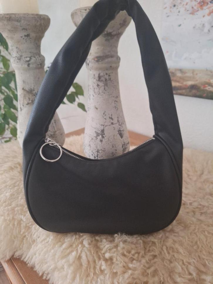 Schattig zwart beugeltasje – zo goed als nieuw! 

Op zoek, Sieraden, Tassen en Uiterlijk, Tassen | Damestassen, Zo goed als nieuw