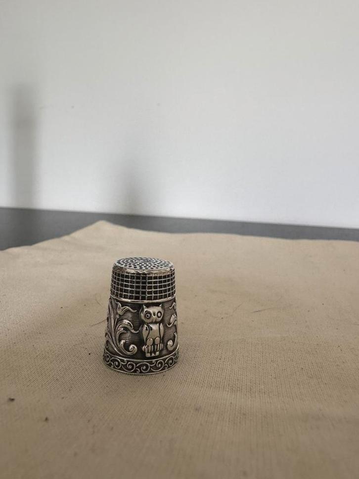 vingerhoed met uil – zilverkleurig met barok reliëf, Verzamelen, Vingerhoedjes, Zo goed als nieuw, Reliëf, Ophalen of Verzenden