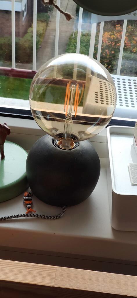 Moderne tafellamp met bolvormige lamp, Huis en Inrichting, Lampen | Vloerlampen, Zo goed als nieuw, Minder dan 100 cm, Glas, Metaal