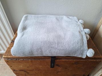 Plaid, zacht fleece, fleeceplaid zacht grijs met bolletjes beschikbaar voor biedingen
